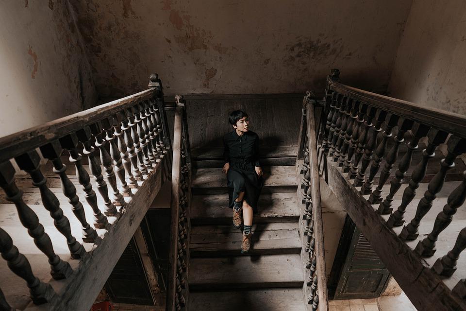 žena na schodech