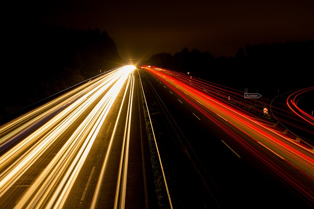 noční fotografie dálnice